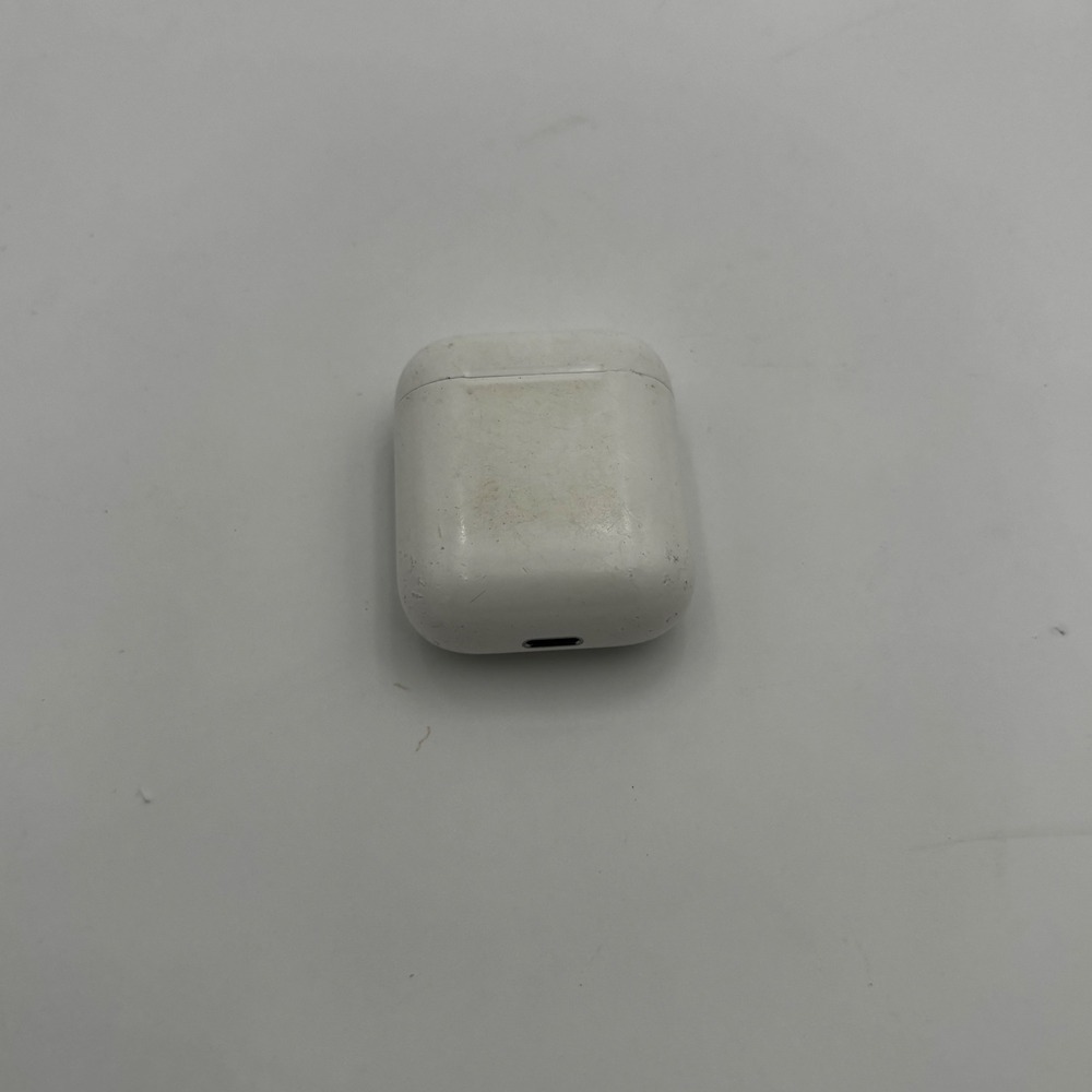 Apple AirPods Wireless Charging Case Unisex OS White Good A1938 Replacement